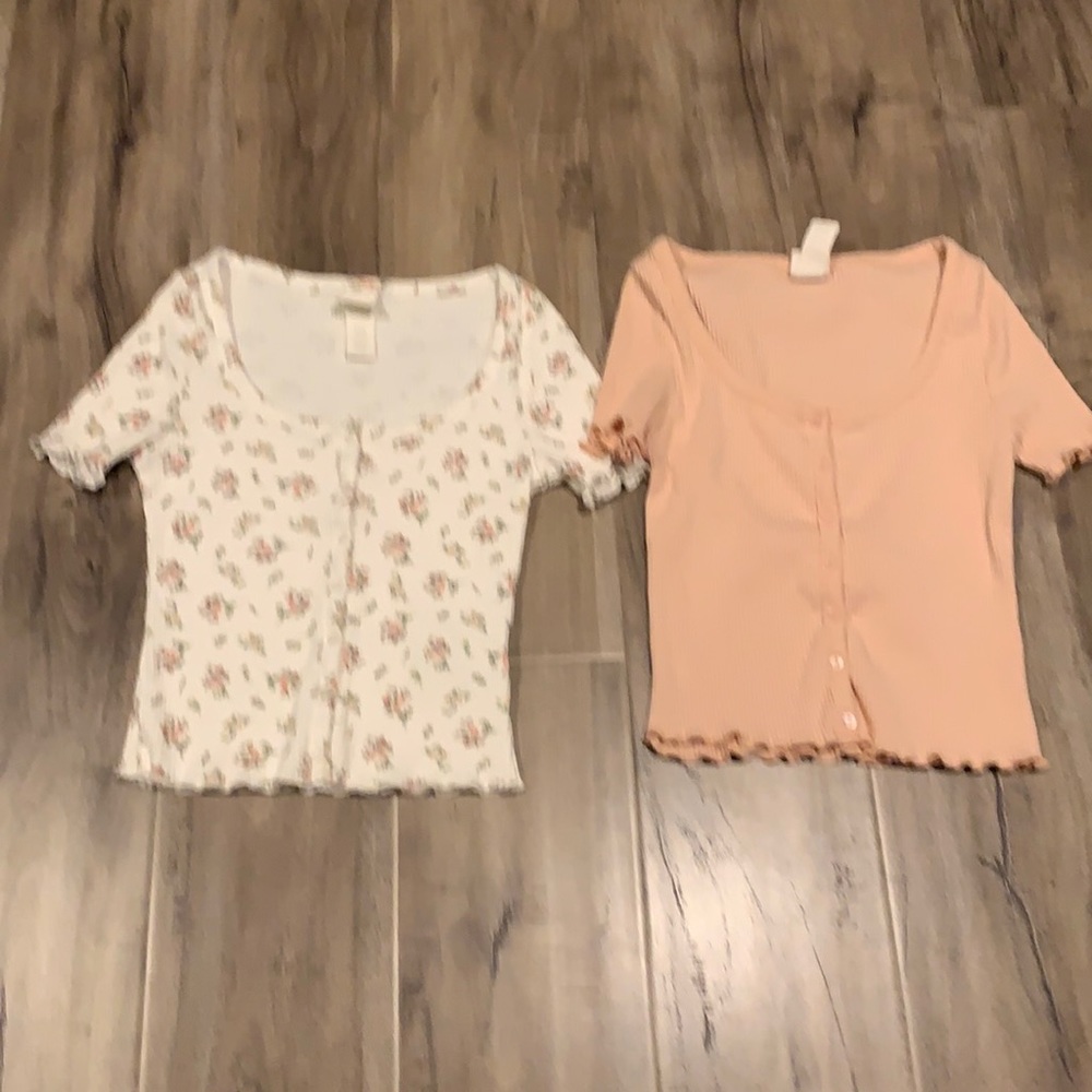 H&M Size Girls XS Floral and Pink knit short sleeve shirt gently used